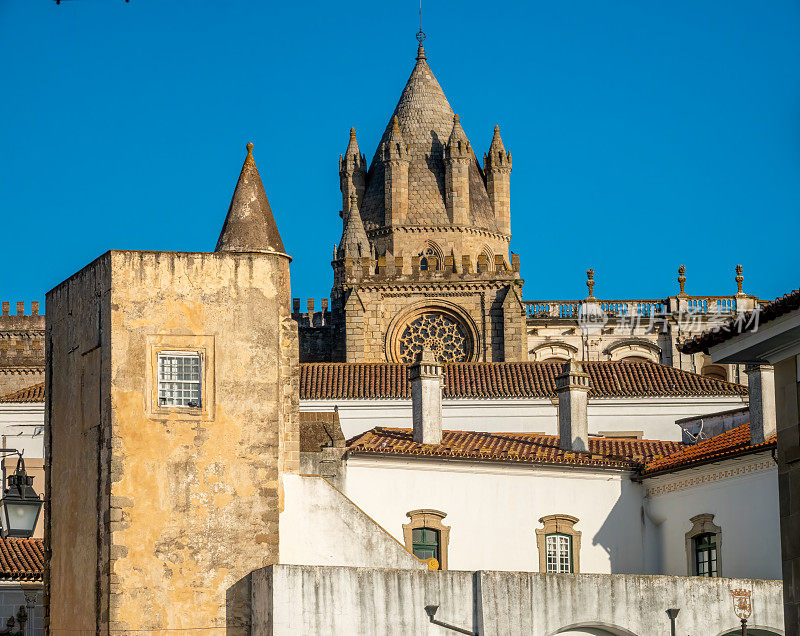 雄伟的埃武拉大教堂(SÃ©de Nossa Senhora da AssunÃ§Ã£o)，葡萄牙最大的中世纪大教堂，位于葡萄牙阿连特茹